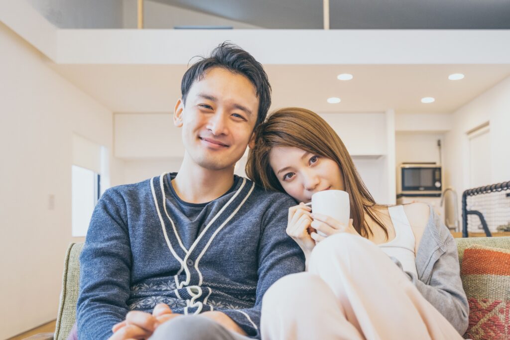 寄り添う夫婦のイメージ