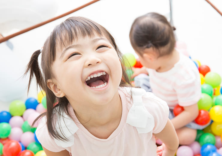 笑顔で遊ぶ子供たちのイメージ