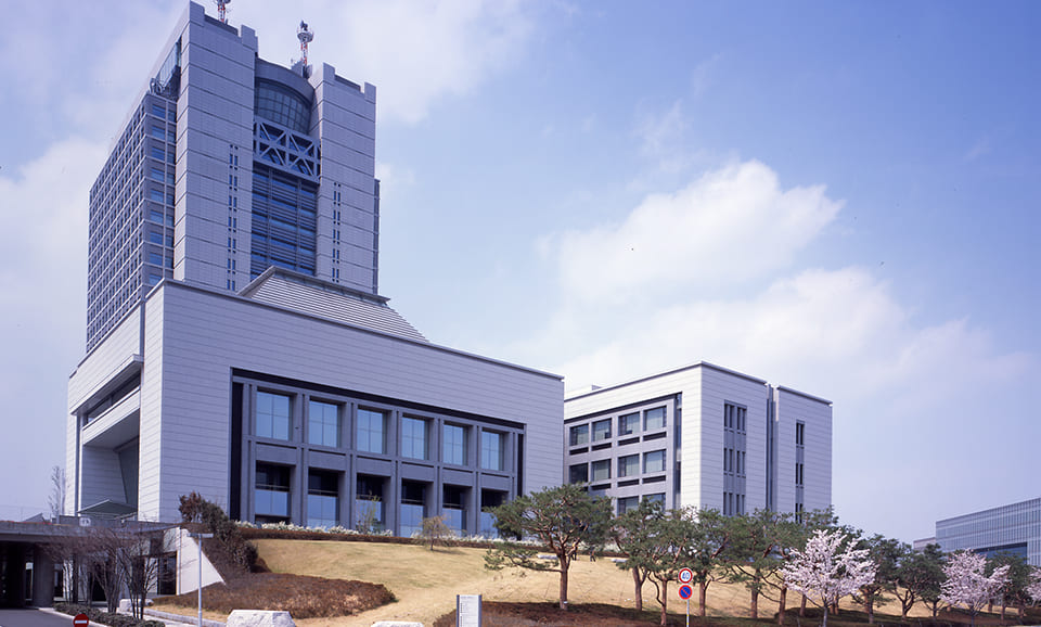 茨城県庁議会棟の外観