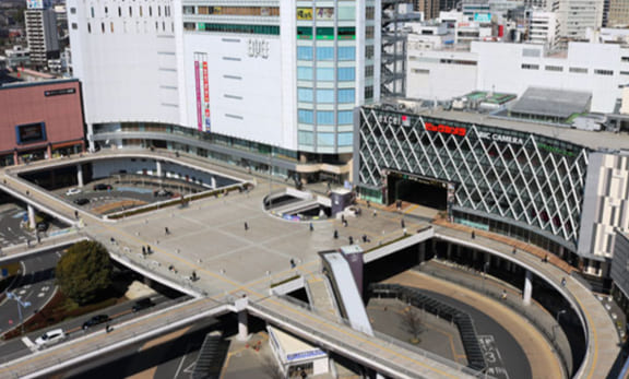 水戸駅南口のペデストリアンデッキを上空から撮影した写真