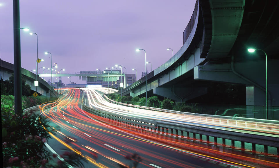 早朝の首都高速道路イメージ