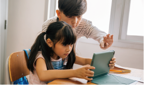タブレットを使う子どものイメージ
