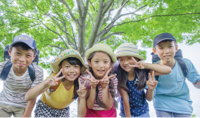 麦わら帽子をかぶった子供たちのイメージ