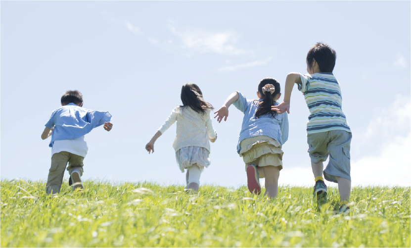 草原を駆ける子供たちのイメージ