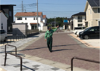 巡回する警備員
